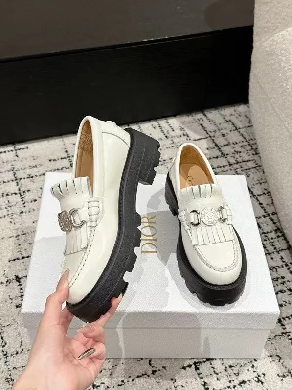 👟👟Ex-factory price 700👟👟 Dior 25/early spring new coin tassel thick-soled loafers made of black calf leather with white leather tassels to show a contrasting layering. The tassels are embellished with silver lucky star metal medals. They are very exquisite, comfortable and good-looking💯 and easy to match. Can be worn in spring, summer, autumn and winter! ✔️Upper: original imported open-edge beaded cowhide ✔️Inner lining: water-dyed cowhide ✔️Sole: original rubber foam outsole ✔️Size: 35-41 (40.41 customized, non-refundable)